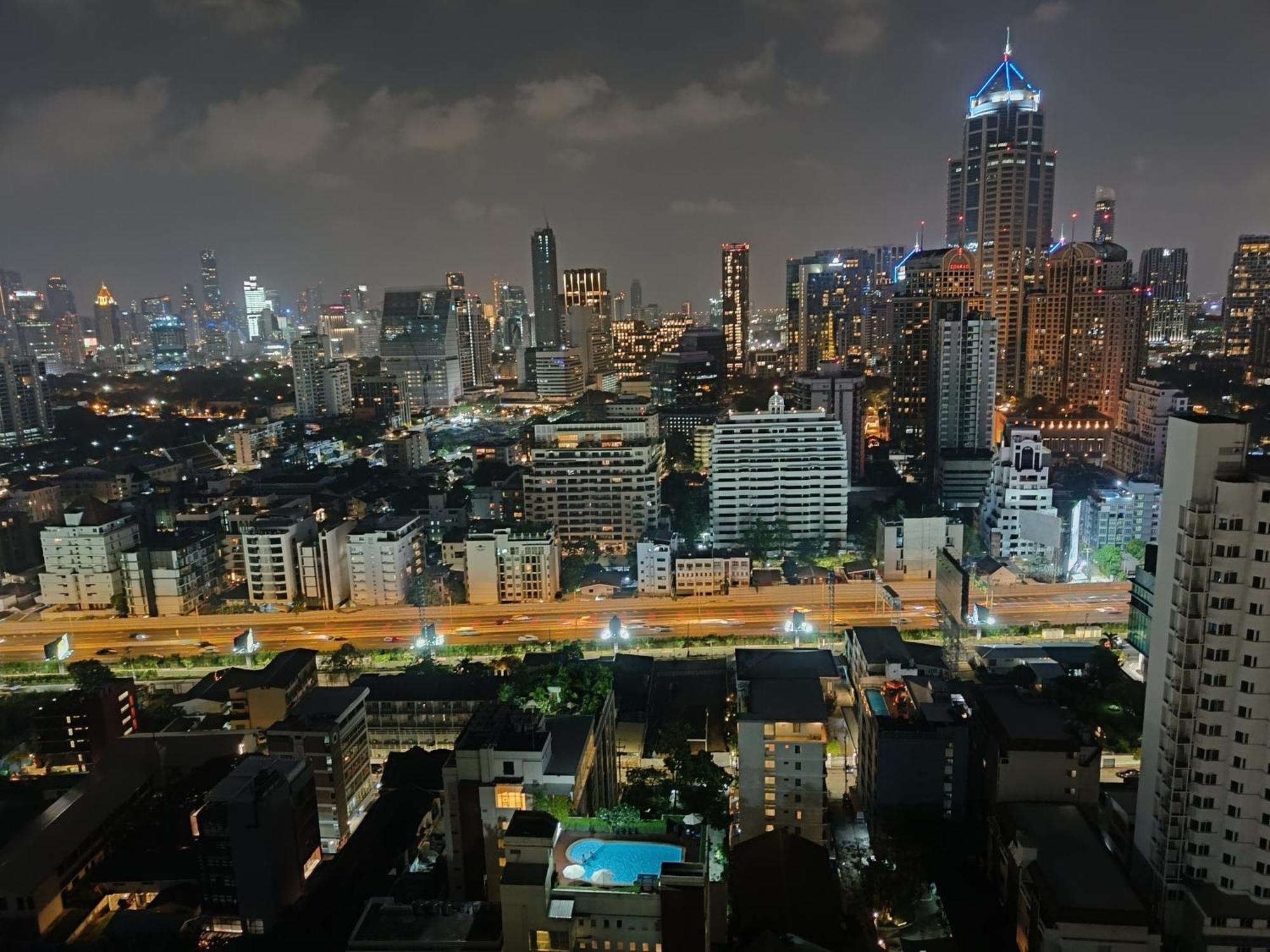 Affordable Serviced Apartments In Nana Omni Tower - Prime Sukhumvit Location Bangkok Dış mekan fotoğraf