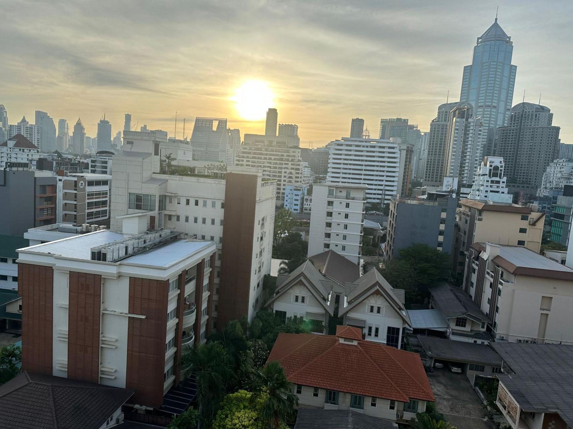 Affordable Serviced Apartments In Nana Omni Tower - Prime Sukhumvit Location Bangkok Dış mekan fotoğraf