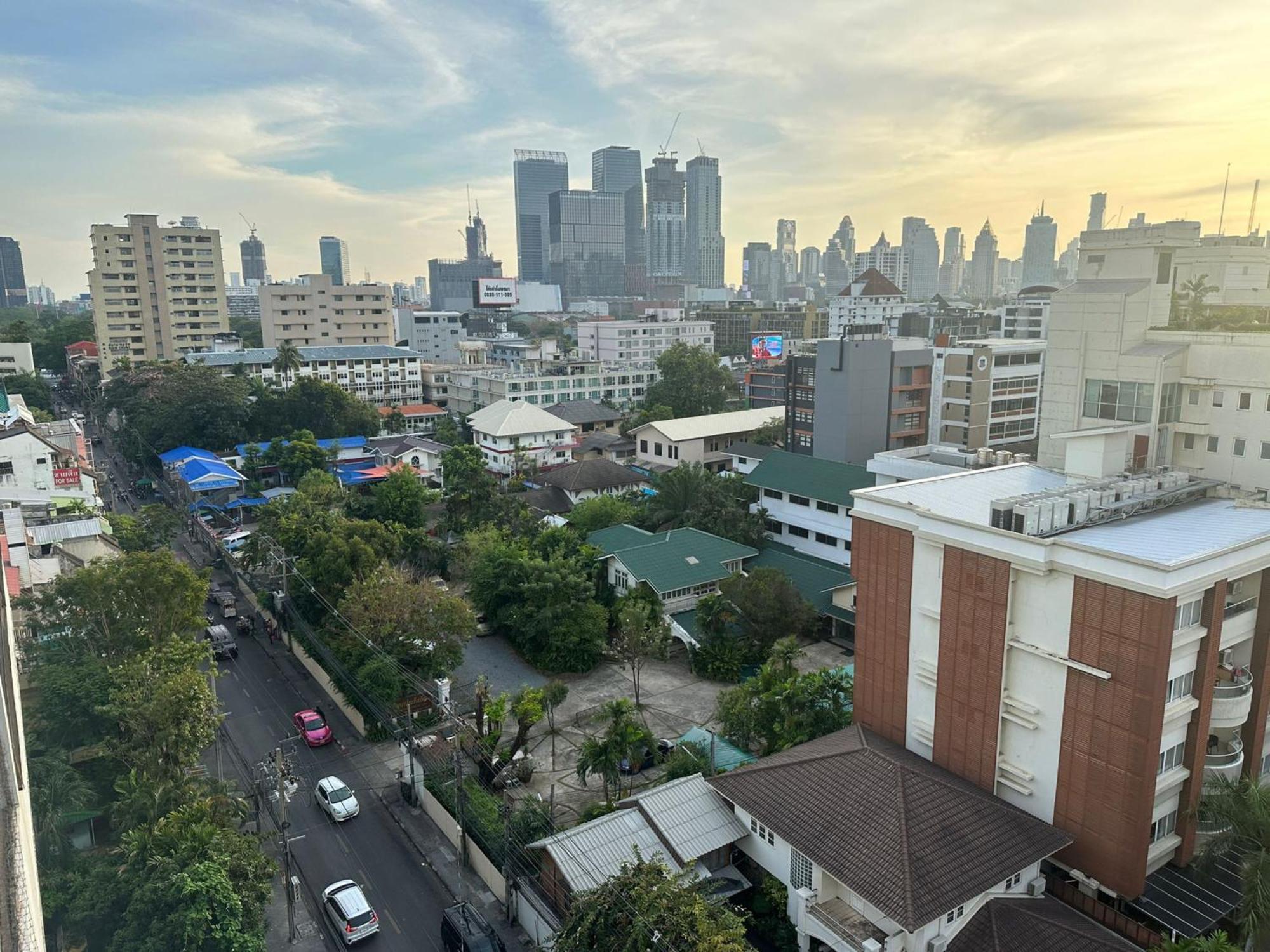 Affordable Serviced Apartments In Nana Omni Tower - Prime Sukhumvit Location Bangkok Dış mekan fotoğraf